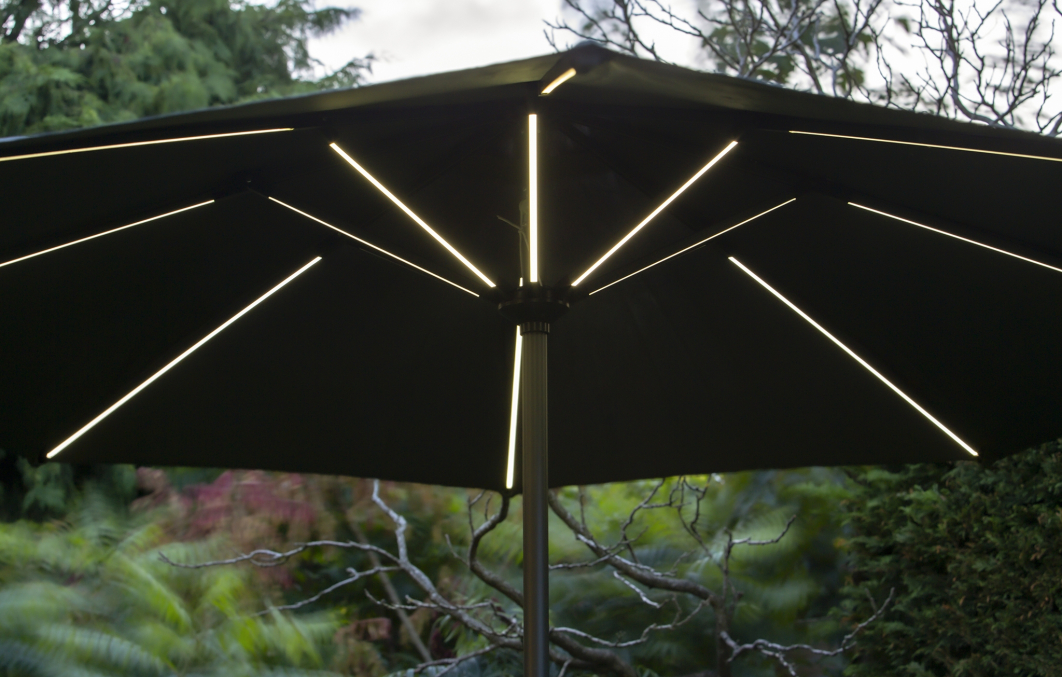 Stüdi 2.7m Round LED Solar Parasol