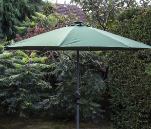 Stüdi 2.7m Round LED Solar Parasol