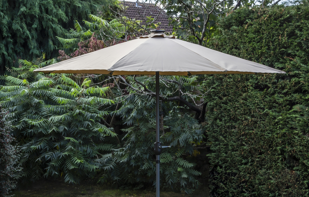 Stüdi 2.7m Round LED Solar Parasol