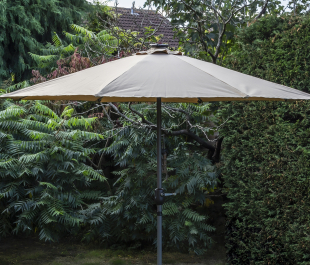 Stüdi 2.7m Round LED Solar Parasol