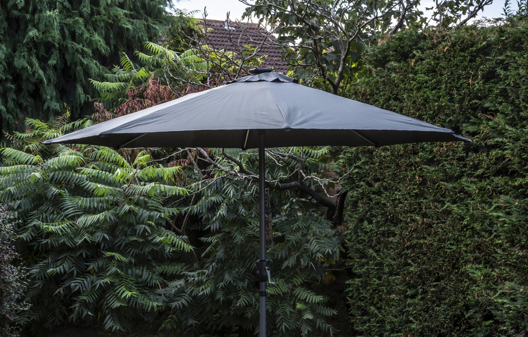 Stüdi 2.7m Round LED Solar Parasol