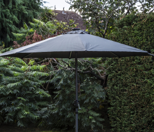 Stüdi 2.7m Round LED Solar Parasol